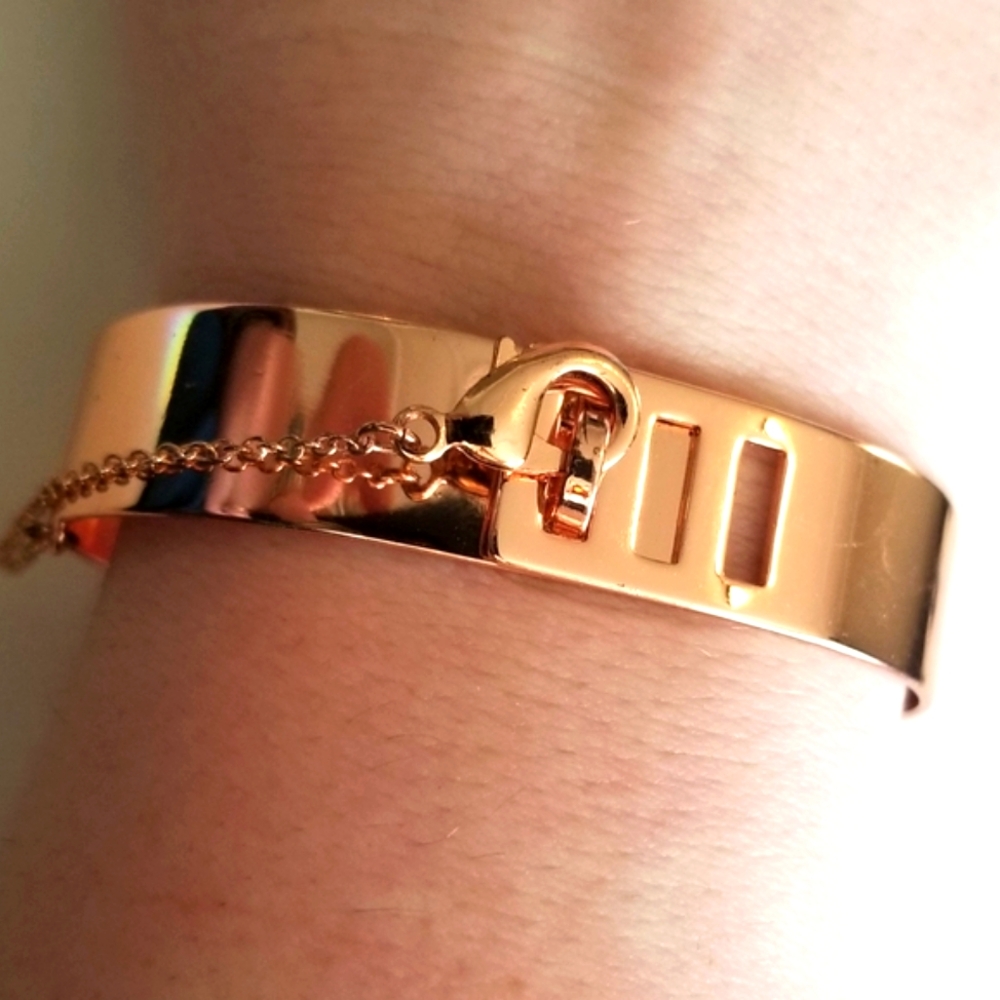 Rose gold color bracelet clasp latch bangle